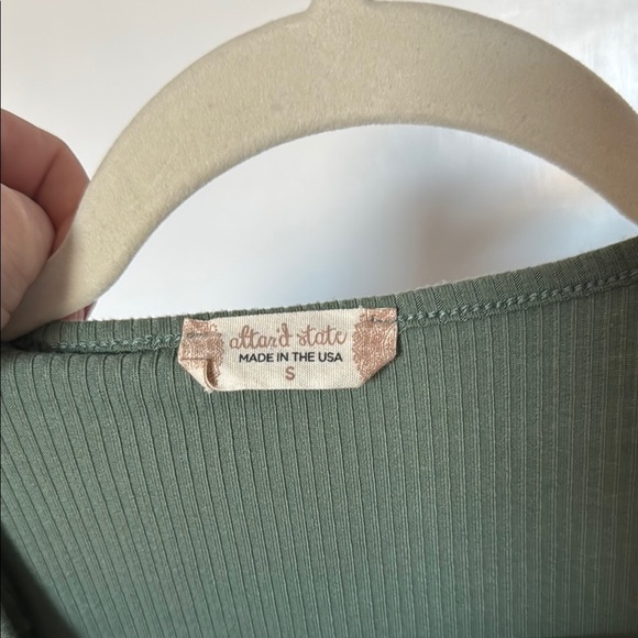 Altar’d state Olive Green Puff Sleeve Bodysuit- size small - Picture 3 of 3